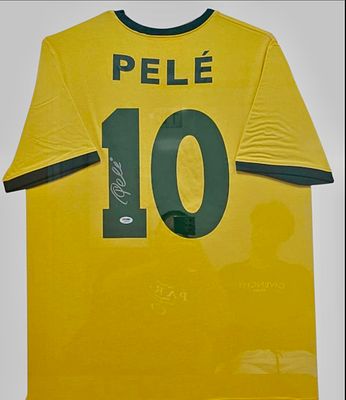 חולצת נבחרת ברזיל חתומה על ידי השחקן פלה / Pel&eacute;, מספר 10, עם מדבקת אימות PSA. החולצה נושאת את 