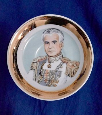 השה של איראן (Mohammad Reza Pahlavi) והקיסרית פארה דיבה (Farah Diba) – זוג צלחות פורצלן מעוטרות 