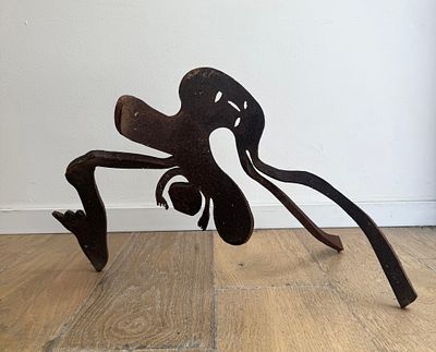 מנשה קדישמן. לידה, פסל ברזל, 35x55x31 עובי 1.1 ס״מ, חתום, עבודה איכותית, נושא אופייני בקריירת האמן.