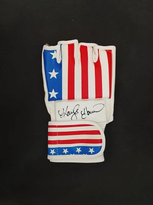 כפפת MMA / UFC בעיצוב דגל ארצות הברית, חתומה ביד הלוחם Khabib Nurmagomedov! הכפפה כוללת מדבקת 