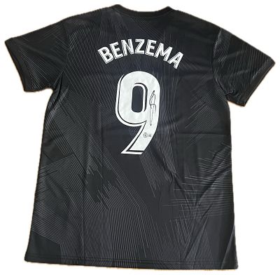 BENZEMA ! חולצה כדורגל של Real Madrid עם השם והמספר BENZEMA 9, חתומה בחתימה מקורית של כוכב 