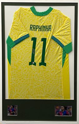 ראפיניה / Raphinha – חולצת Brazil national football team מספר 11, חתומה ביד השחקן וממוסגרת 