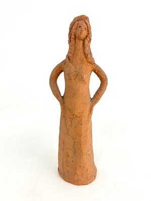 יחזקאל שטרייכמן . דמות אישה, פסל עשוי קרמיקה, גובה 26, רוחב 10 עומק 6 ס״מ, חתום. עבודה איכותית 