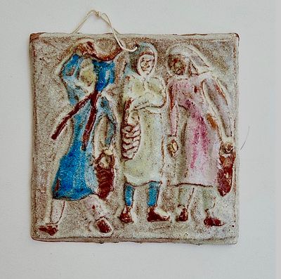 חוה סמואל . נשים, פלאק קרמיקה מזוגגת, 12.5x12.5 ס״מ, חתום בהטבעה. שנות ה-40. עבודה איכותית. 
חוה 