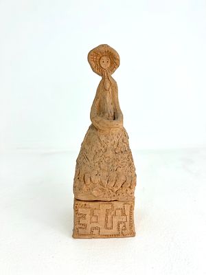 יחזקאל שטרייכמן. *היצירה מופיעה בספר אמן. דמות אשה וקופסת תכשיטים, פסל חימר, גובה 24, רוחב 9 