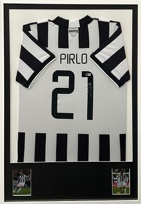 Andrea Pirlo / אנדראה פירלו – חולצת Juventus FC מספר 21, חתומה ביד השחקן, ממוסגרת לתצוגה, כוללת 