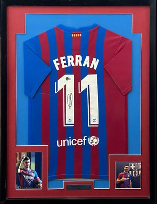 Ferran Torres / פראן טורס – חולצת FC Barcelona מספר 11, חתומה ביד השחקן, ממוסגרת לתצוגה, כוללת 