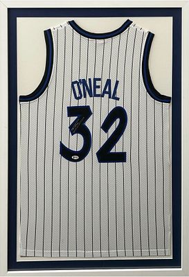 Shaquille O’Neal / שאקיל אוניל – גופיית Orlando Magic מספר 32, חתומה ביד השחקן, ממוסגרת במסגרת 