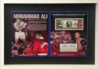 Muhammad Ali / Muhammad Ali – סט אספנות ממוסגר ומרשים הכולל שטר אמריקאי צבעוני של 2 דולר מסדרת 