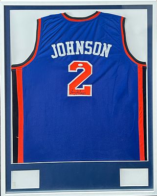 לארי ג'ונסון / Larry Johnson – גופיית New York Knicks מספר 2, חתומה ביד השחקן וממוסגרת במסגרת 
