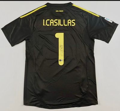 איקר קסיאס / Iker Casillas – חולצת שוער של ריאל מדריד מספר 1, חתומה ביד השחקן! מצב חדש, חתימה 
