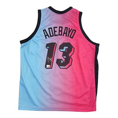באם אדבאיו (Bam Adebayo) – גופיית מיאמי היט מקורית, חתומה ביד השחקן, מספר 13, מאומתת על ידי 