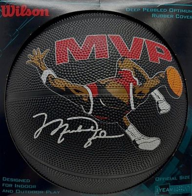 מייקל ג’ורדן (Michael Jordan) – כדורסל Wilson MVP, נושא חתימת פקסימיליה של השחקן כחלק מעיצוב 