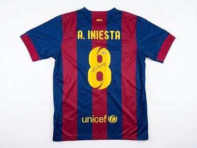 אנדרס אינייסטה (Andr&eacute;s Iniesta) – חולצת FC Barcelona מספר 8, חתומה ביד השחקן, נושאת מדבקת אימות 