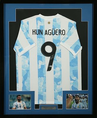סרחיו אגוארו (Sergio “Kun” Ag&uuml;ero) – חולצת נבחרת ארגנטינה מקורית, חתומה ביד השחקן, ממוסגרת 