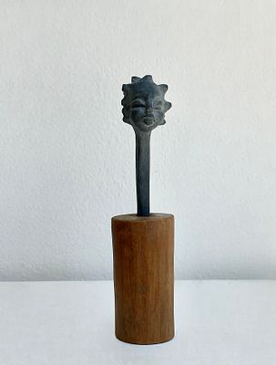 פסל ברונזה, דמות אפריקאית. אמן לא ידוע, פסל ברונזה, דמות אפריקאית, מידות- גובה- 15 ס"מ, רוחב- 4 