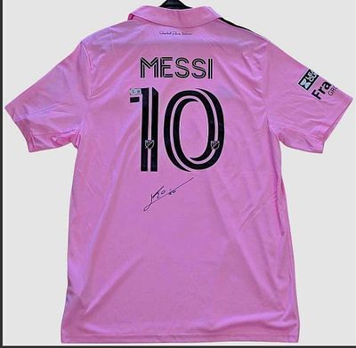 ליאו מסי (Lionel Messi) – חולצת אינטר מיאמי מספר 10, חולצה חדשה, חתומה ביד השחקן, עם אימות 
