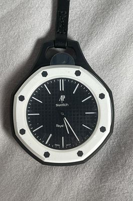 אודמר פיגה x סווטש / Audemars Piguet x Swatch – רויאל פופ “אוצ׳ו נגרו” / Royal Pop “Ocho Negro” 