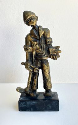״חלוץ״ פסל ברונזה, שנות
ה50/60. ״חלוץ״ פסל ברונזה עם בסיס עץ, דמוי חלוץ משנות ה50/60, עבודה 