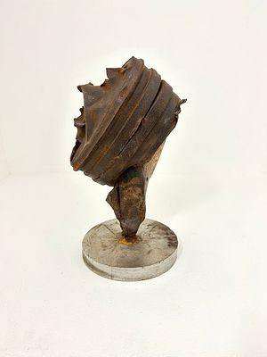 יעקב דורצ׳ין. מלאך, פסל ברזל, 32x16x7, קוטר 16 ס״מ, חתום ומתוארך 2025. 
יעקב דורצ'ין, ישראלי 
