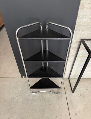 שידה פינתית, שנות ה70 בעיצוב מודרני בהשראת space age. 
שידה פינתית בעיצוב מודרני בהשראת space 