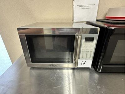 Sunbeam Microwave Oven. Located In Lubbock, Tx