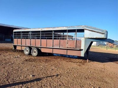 1990 24 Ft Gooseneck Livestock Trailer. Located In Sisters, OregonClean Title