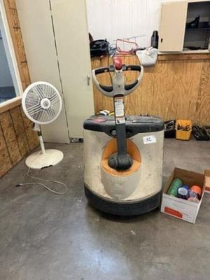 Pallet Jack. Works But Has Shortage In Handle Located In Lubbock, Tx