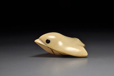 Netsuke / Нэцкэ Летящая птица. Япония, Осака, вторая половина XIX века. 
Слоновая кость; резьба 