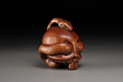 Netsuke/ Нэцкэ Змея с черепом . Япония, начало XIX века, Эдо период 
Дерево, резьба, инкрустация 