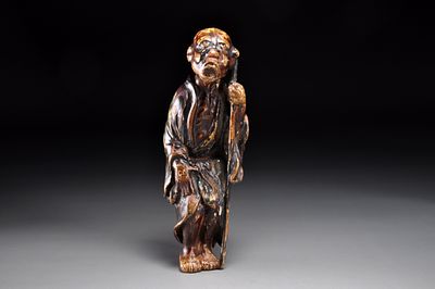 Netsuke / Нэцкэ Архат с посохом. Япония, Осака, XVIII век, Эдо период. 
Дерево; резьба 