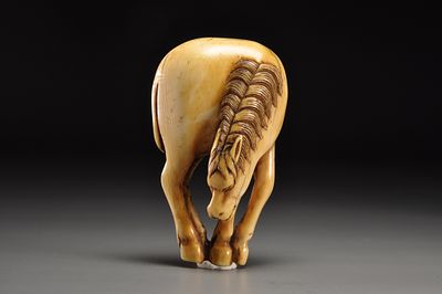 Netsuke/ Нэцкэ пасущаяся Лошадь. Япония, период Эдо, середина XIX века 
Слоновая кость; резьба 