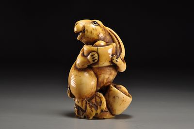 Netsuke / Нэцкэ Кролик с серебряным слитком. Япония, Токио, XX век , Тайсё период. 
Слоновая 