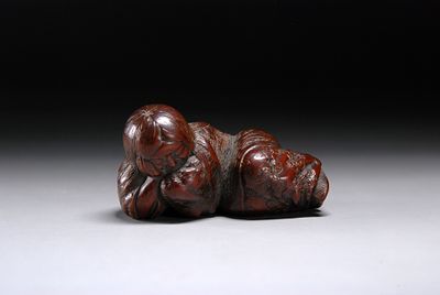 Netsuke / Нэцкэ Спящий Сёдзё. Япония, Нагойя, середина XIX века, Эдо период. 
Дерево; резьба. 