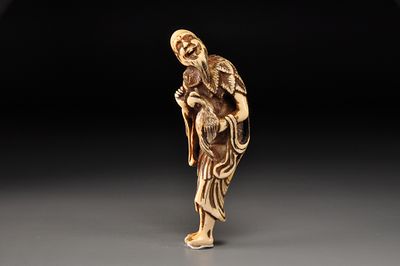 Netsuke/ Нэцкэ Сэннин с фазаном . Япония, период Эдо, вторая половина XIX века 
Слоновая кость; 