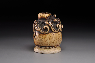 Netsuke / Нэцкэ Осьминог на сосуде. Япония, Асакуса, XIX век, Эдо период 
Рог; резьба. 
Высота: 