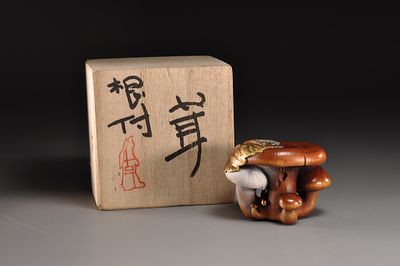 Netsuke / Нэцкэ Грибы еринги (Contemporary). Дерево ( самшит); резьба; лаки 
Длина: 40 мм; 
