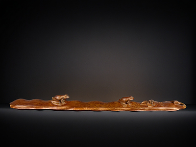 Bokuto / Бокуто Лягушки на стручке фасоли. Япония, период Сёва 
Дерево; резьба 
Длина: 44 см 