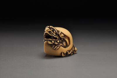 Netsuke/ Нэцкэ Шиши вылупляющийся из яйца. Япония, Камигата, начало XIX века, Эдо период 