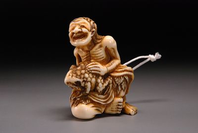 Netsuke / Нэцкэ сидящий Гамма сэннин. Япония, первая половина XIX века , Эдо период. 
слоновая 