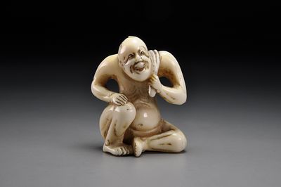 Netsuke/ Нэцкэ Японец с фундоси. Япония, XIX век 
Слоновая кость; резьба 
Высота: 35 мм 