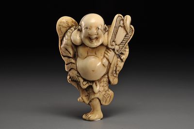 Netsuke/ Нэцкэ Хотей с веером . Япония, Киото, конец XVIII века, Эдо период 
Слоновая кость 
