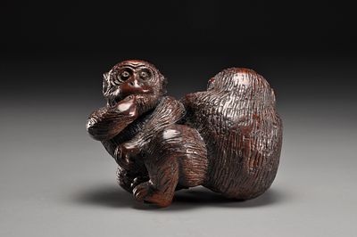 Netsuke/ Нэцкэ две Обезьяны. Япония, начало XIX века, Эдо период 
Дерево, резьба 
Длина: 50 мм; 