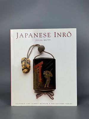 Книга Japanese inrō by Julia Hutt .1997 г. Твердый переплет. 
128 страниц. 
Размеры : ‎ 8,7 x 