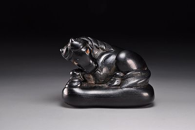 Netsuke / Нэцкэ Лежащая лошадь. Япония, XVIII век, Эдо период. 
Дерево; резьба, инкрустация 