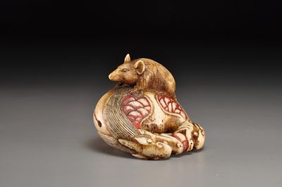 Netsuke / Нэцкэ Крыса на мокугё. Япония, период Эдо, XIX век 
Рог: резьба, тонировка 