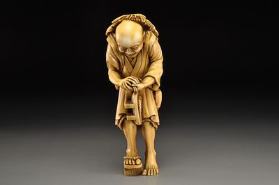 Netsuke / Нэцкэ Путник поймавший паука. Япония, Осака, период Мейдзи, конец XIX века 
Слоновая 