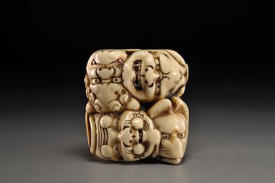 Netsuke / Нэцкэ Группа масок. Япония, Камигата, период Эдо, середина XIX века 
Слоновая кость: 