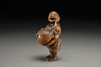 Netsuke / Нэцкэ Глашатай с колоколом мокугё. Япония, период Мейдзи, вторая половина XIX века. 