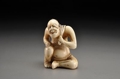 Netsuke/ Нэцкэ Японец с фундоси. Япония, XIX век 
Слоновая кость; резьба 
Высота: 35 мм 
Подпись: 